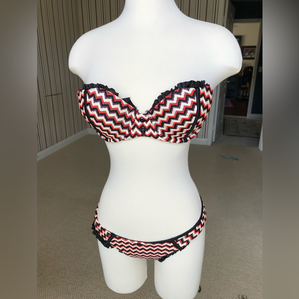 SET: Beach bunny swimsuit top & bottom. Top size s bottoms m